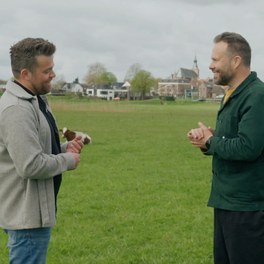Jacob en chef-kok Samuel Levi in het natuurgebied van WEIDE tijdens een opname van BinnensteBuiten.