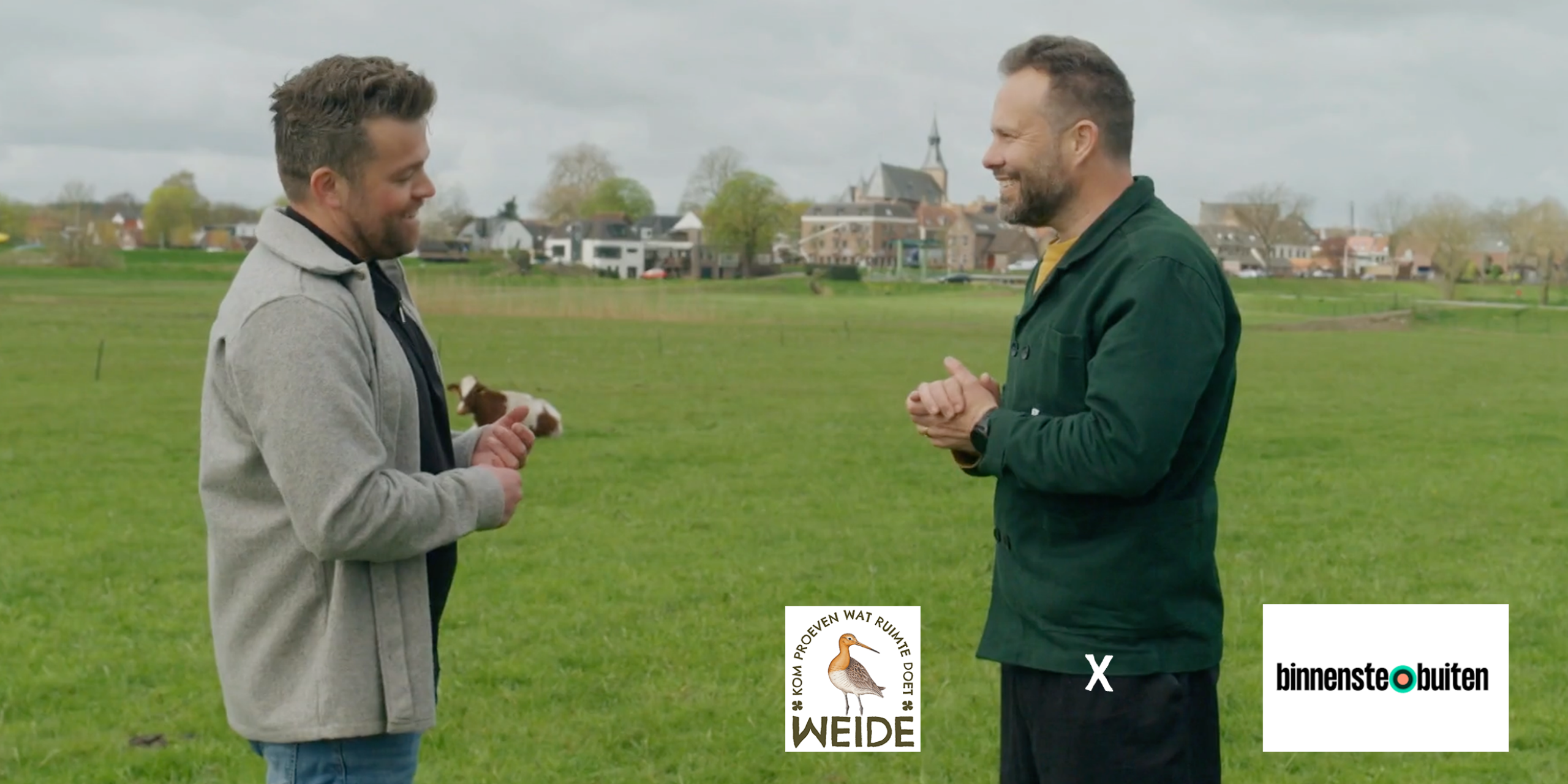 Jacob en chef-kok Samuel Levi in het natuurgebied van WEIDE tijdens een opname van BinnensteBuiten.